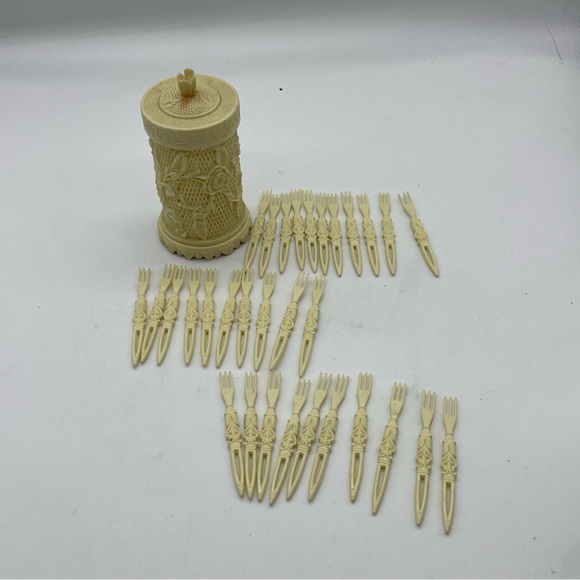 Vintage Plastic Cocktail Party Appetizer 31 Fork Set - Picture 1 of 14